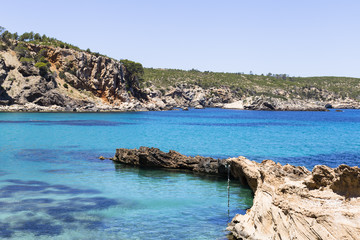 Obraz premium beautiful landscape in Ibiza of blue ocean in a sunny day with boats in the horizon. Summer and holidays concept.