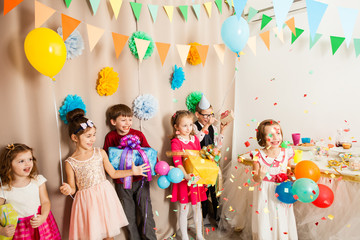 Obraz na płótnie Canvas kids are celebraiting b-day party