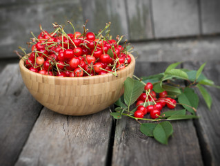 Спелые красные вишни в тарелке