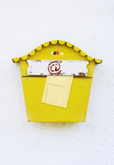Schleppender Breitbandausbau in Deutschland, langsames Internet Symbolbild: alter Briefkasten mit @...