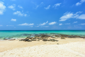 Obraz premium Beautiful beach and tropical sea and rocks in Thailand.