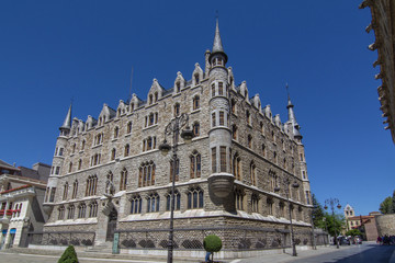 Fototapeta na wymiar Casa Botines en Leon España diseñado por Gaudi