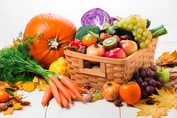 Crédence de cuisine en verre imprimé Légumes Isolated autumn fruits and vegetables composition