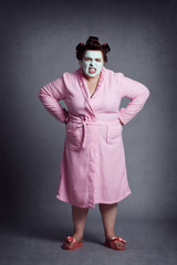 femme ronde et drôle avec bigoudis fâchée 