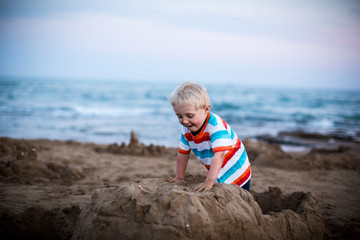 Kind baut am Strand