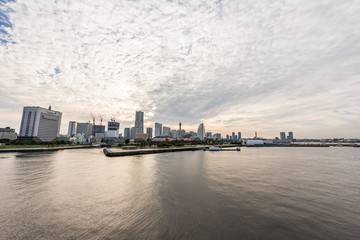 Naklejka premium 夕方の横浜みなとみらい The clouds of nightfall in Minatomirai