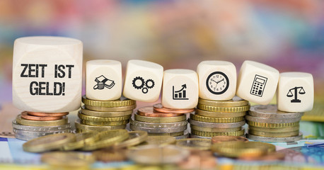 Zeit ist Geld! / Münzenstapel mit Symbole