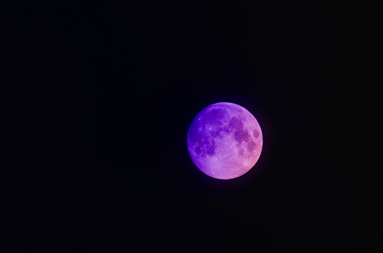MOON - Full moon in black sky
