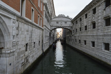 Ponte dos Suspiros com canal em Veneza
