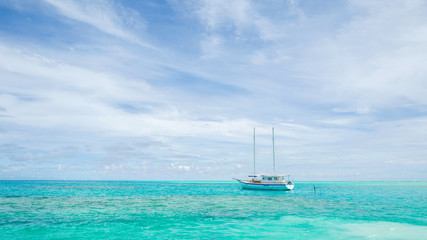 Obraz premium Summer concept , Boat sailing on turquoise sea color at maldives on the weekend holidays