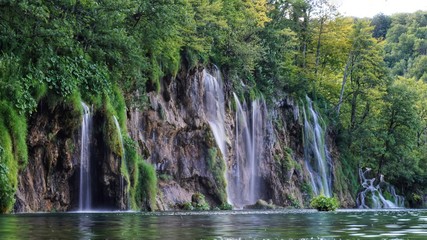Fototapeta na wymiar Wasserfall bei den Plitwitzer Seen in Kroartien