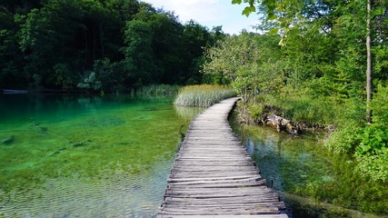Stege in den Plitwitzer Seen in Kroatien