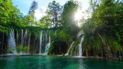 Fototapeta na wymiar Wasserfall bei den Plitwitzer Seen in Kroartien _ Plitvice