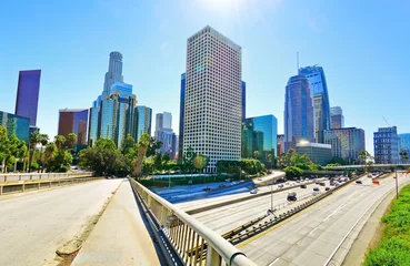 Zelfklevend Fotobehang Uitzicht op de kantoorgebouwen en hoofdwegen in het financiële district in Los Angeles op een zonnige dag. © Javen