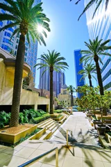 Tuinposter Uitzicht op de kantoorgebouwen in het financiële district in Los Angeles op een zonnige dag. © Javen
