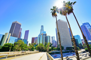 Obraz premium Widok na biurowce i główne drogi dzielnicy finansowej w Los Angeles w słoneczny dzień.