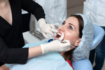 Fototapeta premium Preparing the oral cavity for whitening with an ultraviolet lamp. Close-up