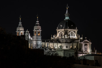 Fototapeta na wymiar Fotografía nocturna de la Catedral de la Almudena