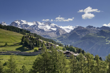 Fototapeta na wymiar Montagna in Valle d'Ayas e Monte Rosa in Valle d'Aosta, Italia, Europa