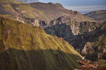 Hochland von Island mit Wandererin