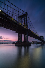 Fototapeta na wymiar Manhattan bridge view with the moon at sunrise