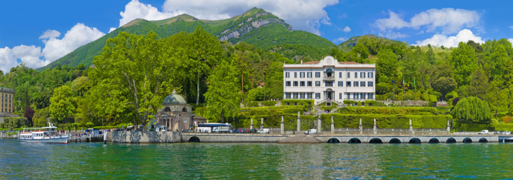 Panoramablick vom Comer See auf die Villa Carlotta und Park mit Ausflugsboot