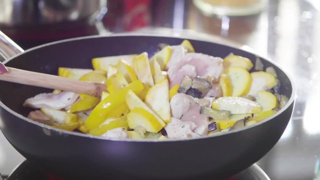 Frau Kocht Leckeres Essen (video)