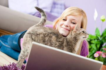 Junge Frau mit Katze am Laptop