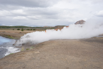 Landschaft mit Fumarole beim Mývatn Nature Bath / Kieselgurwerk in Nord-Island