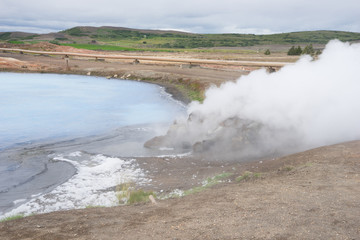 Landschaft mit Fumarole beim Mývatn Nature Bath / Kieselgurwerk in Nord-Island