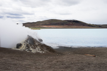 Landschaft mit Fumarole beim Mývatn Nature Bath / Kieselgurwerk in Nord-Island