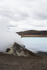 Obraz premium Landschaft mit Fumarole beim Mývatn Nature Bath / Kieselgurwerk in Nord-Island