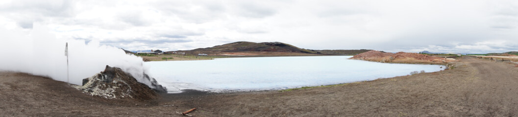 Landschaft mit Fumarole beim Mývatn Nature Bath / Kieselgurwerk in Nord-Island