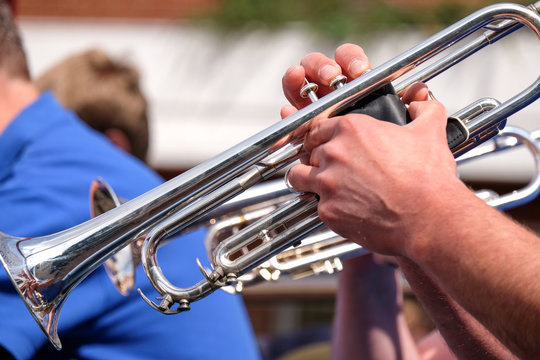 Musikant spielt Trompete in Big Band unter freiem Himmel - Nahaufnahme