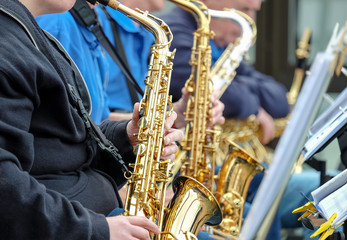 Obraz na płótnie Canvas Musikanten spielen Saxophon in Big Band unter freiem Himmel - Nahaufnahme