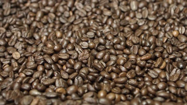 fallende Kaffeebohnen - 4K - wenige Bohnen 