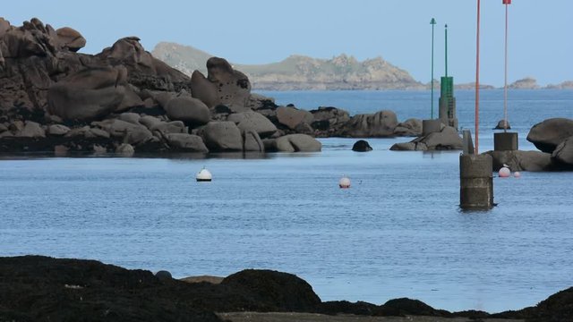 Une femme qui p&ecirc;che &agrave; pieds en Bretagne