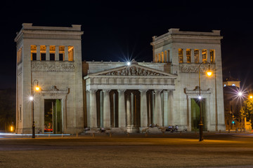 Obraz premium königsplatz in der nacht