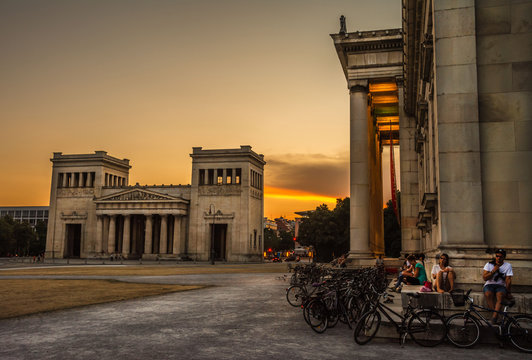Menschenansammlung am k&ouml;nigsplatz