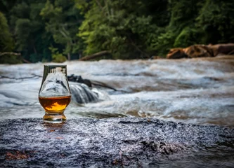 Fotobehang Whisky On The River © Ant