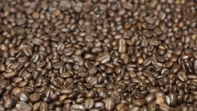 fallende Kaffeebohnen - 4K - viele Bohnen