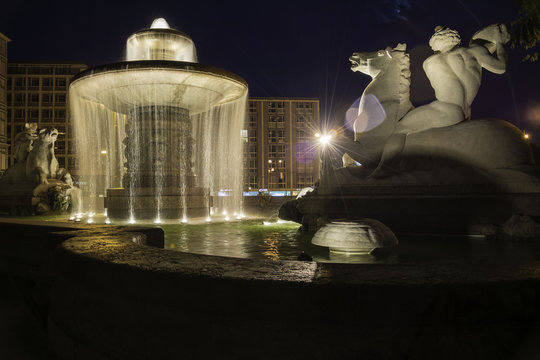 wittelsbacher brunnen in der nacht