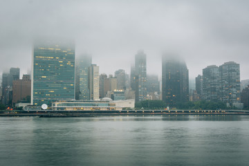 Fototapeta premium Foggy view of the Manhattan skyline from Gantry Plaza State Park, in Long Island City, Queens, New York City.