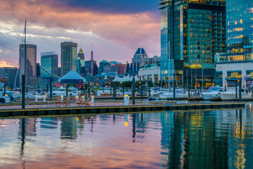 Obraz premium Harbor East and the Inner Harbor at sunset in Baltimore, Maryland