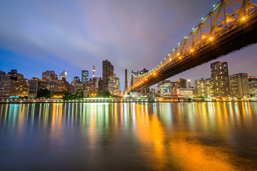 Fototapeta na wymiar The Queensboro Bridge at night, seen from Roosevelt Island in New York City.