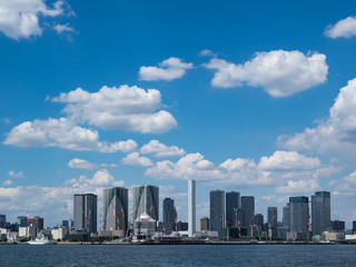 Fototapeta premium 東京湾岸地帯の高層ビル群と青空