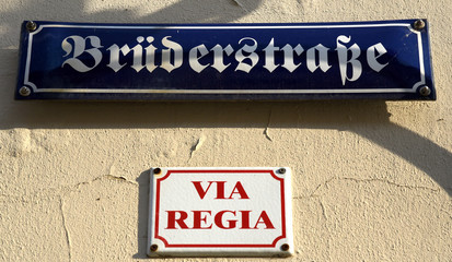 Straßenschilder "Brüderstraße" und "Via Regia" an einer Hauswand von Görlitz