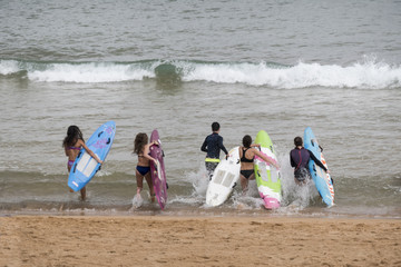 CAMPAMENTO DE SURF EN VERANO