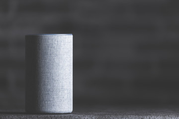 レンガ背景とスマートスピーカー