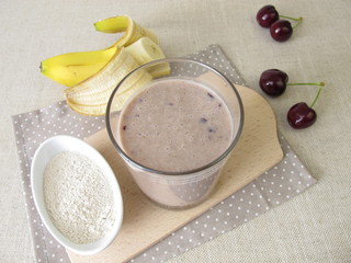 Milchshake mit Bananenmehl, Banane und Kirschen